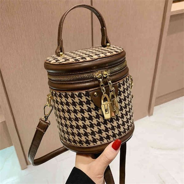 small fresh plaid canvas portable fashion autumn and winter tide single messenger purses outlet online
small fresh plaid canvas portable fashion autumn and winter tide single messenger purses outlet online