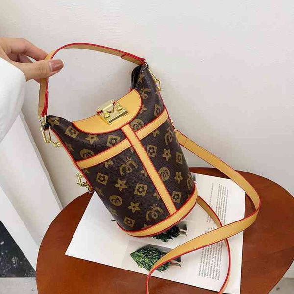 2022 factory wholesale new fashion french fries old flower portable bucket bag, women's new network popular personalized messenger shou
2022 factory wholesale new fashion french fries old flower portable bucket bag, women's new network popular personalized messenger shou