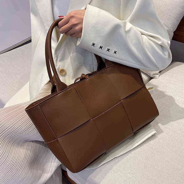evening bag tote bag 2022 trendy spring women designer handbag office large shoulder side bags with short handle 20220607
evening bag tote bag 2022 trendy spring women designer handbag office large shoulder side bags with short handle 20220607