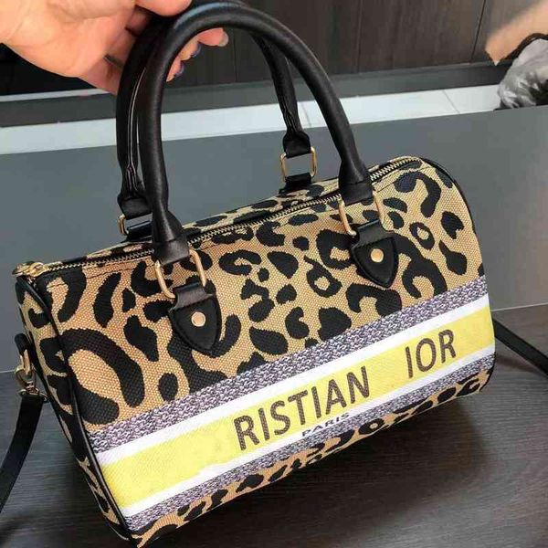 hand female trend fashion hand popular print luggage large capacity single shoulder diagonal
hand female trend fashion hand popular print luggage large capacity single shoulder diagonal