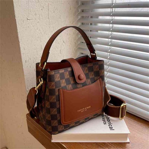 70% factory online sale female spring and summer wide shoulder style single shoulder bucket bag
70% factory online sale female spring and summer wide shoulder style single shoulder bucket bag
