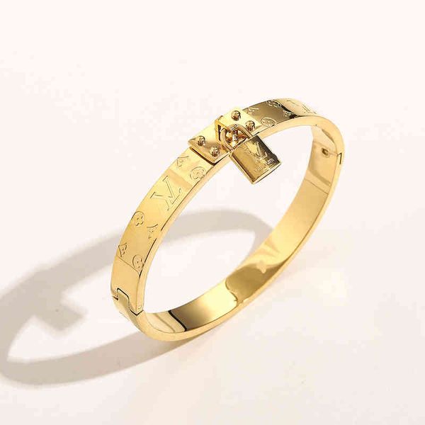 donkey home gold bracelet with steel seal clover classic pattern lock pendant bracelet simple fashion atmosphere female, Golden;silver
donkey home gold bracelet with steel seal clover classic pattern lock pendant bracelet simple fashion atmosphere female, Golden;silver