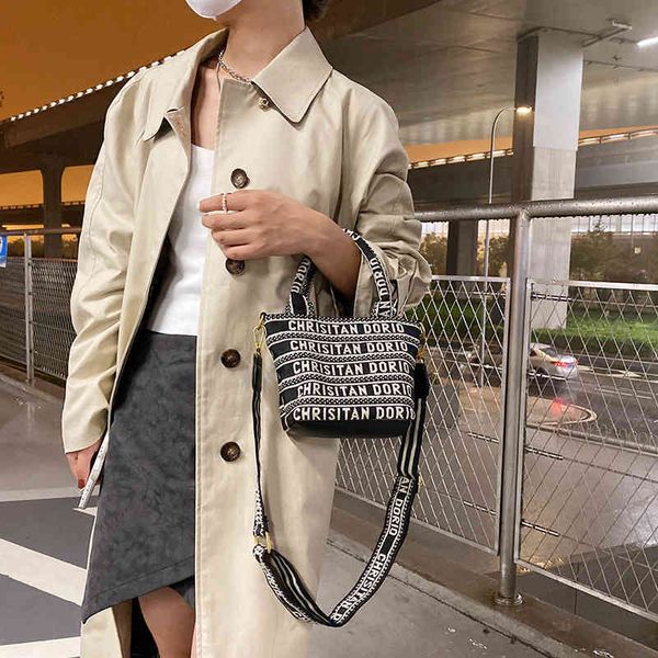 2022 shoulder bag fashion female version autumn style small dish basket bag tide canvas portable o
2022 shoulder bag fashion female version autumn style small dish basket bag tide canvas portable o