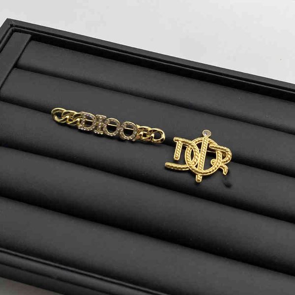 the new new brooch high-end letter diamond brooch women's bare clothes light luxury fashion accessories, Gray
the new new brooch high-end letter diamond brooch women's bare clothes light luxury fashion accessories, Gray