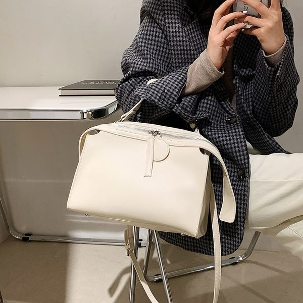soft leather shoulder bag solid large capacity tote bags female business crossbody handbag luxury waterproof travel bags luggage
soft leather shoulder bag solid large capacity tote bags female business crossbody handbag luxury waterproof travel bags luggage