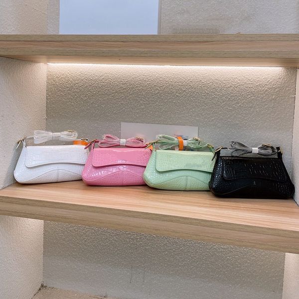 crocodile pattern fashion messenger shoulder bag designer luxury women's paris clothing week matching bag wild temperament elegant gift
crocodile pattern fashion messenger shoulder bag designer luxury women's paris clothing week matching bag wild temperament elegant gift