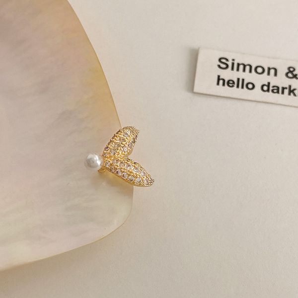 single niche zircon pearl fishtail ear clip womens earless earrings summer 2022 new fashion, Golden
single niche zircon pearl fishtail ear clip womens earless earrings summer 2022 new fashion, Golden