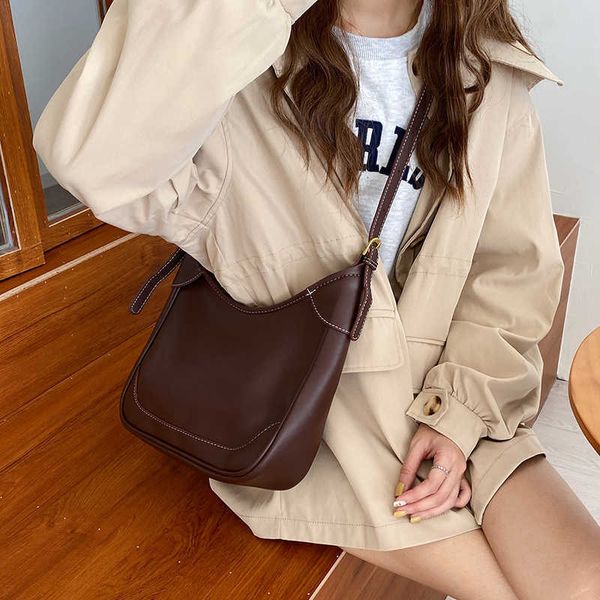 hong kong style retro women's one shoulder bag women's 2022 new fashion net red large capacity versatile messenger bag
hong kong style retro women's one shoulder bag women's 2022 new fashion net red large capacity versatile messenger bag