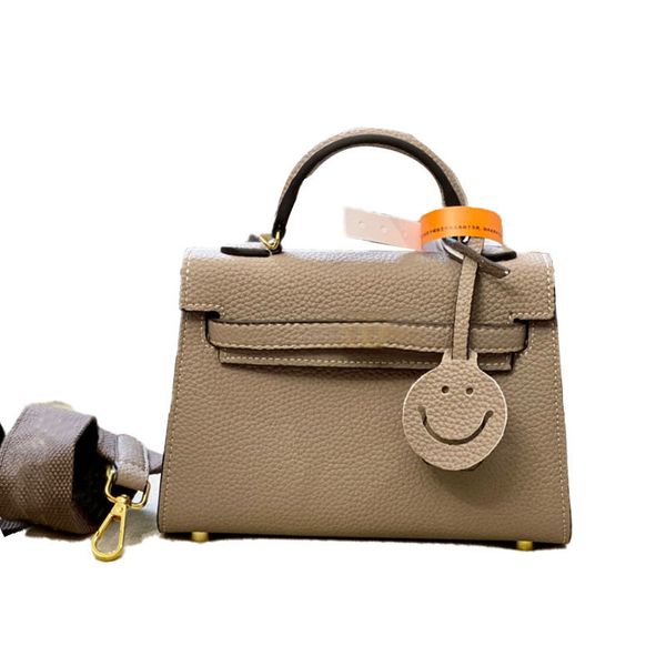 2023 fashion re-edition nylon woman luxurys men designers bags lady womens mens crossbody tote hobo shoulder purses handbags bag wallet 0614
2023 fashion re-edition nylon woman luxurys men designers bags lady womens mens crossbody tote hobo shoulder purses handbags bag wallet 0614