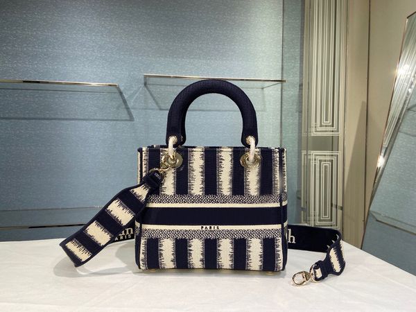 the latest lady's striped hand bag designer 7 a high-end customized quality leisure fashion style can be one-shoulder. oblique spanb 04
the latest lady's striped hand bag designer 7 a high-end customized quality leisure fashion style can be one-shoulder. oblique spanb 04