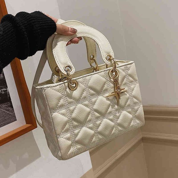 2022 new women's fashion bag versatile high-grade texture one shoulder small square bag
2022 new women's fashion bag versatile high-grade texture one shoulder small square bag