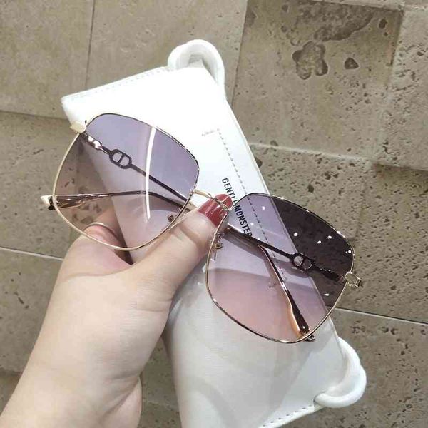 2022 fashion brand design sunglasses factory direct sales trendy clothing new women's glasses round big thin uv, White;black
2022 fashion brand design sunglasses factory direct sales trendy clothing new women's glasses round big thin uv, White;black