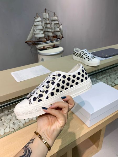 size men designer casual shoes platform women skate triple black white mens sports sneakers trainer tennis 0625
size men designer casual shoes platform women skate triple black white mens sports sneakers trainer tennis 0625