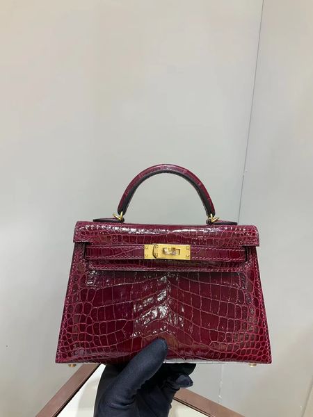 real shinny crocodile luxury purse,19.5cm mini size,wholesale price,burgundy etc 7colors, fully handmade with wax line stitching,contact me
real shinny crocodile luxury purse,19.5cm mini size,wholesale price,burgundy etc 7colors, fully handmade with wax line stitching,contact me