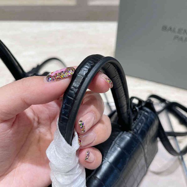luxury b handbags designer selling black crocodile pattern patent leather bright face full women's bag hourglass messenger fashion said
luxury b handbags designer selling black crocodile pattern patent leather bright face full women's bag hourglass messenger fashion said