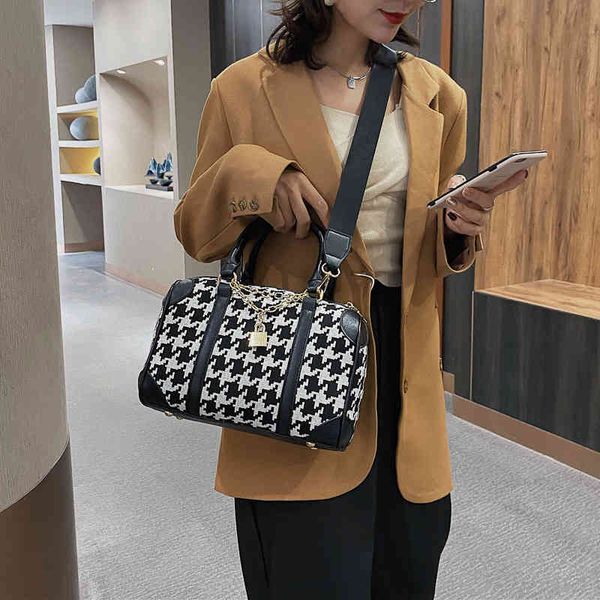 handbags women's 2022 new hand large capacity style sling one shoulder messenger bag pillow
handbags women's 2022 new hand large capacity style sling one shoulder messenger bag pillow