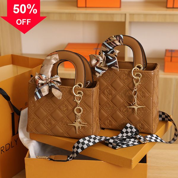 s2022 new letter indentation small square simple single msenger handbag armpit fashionable retro women's totes shoulder bag
s2022 new letter indentation small square simple single msenger handbag armpit fashionable retro women's totes shoulder bag