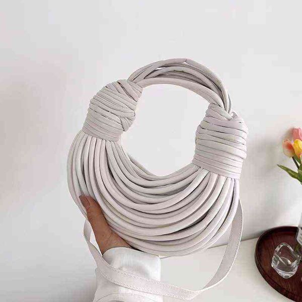 niche design noodles pull bread summer new fashion knot woven croissant bag fashion portable shoulder bag 220615
niche design noodles pull bread summer new fashion knot woven croissant bag fashion portable shoulder bag 220615