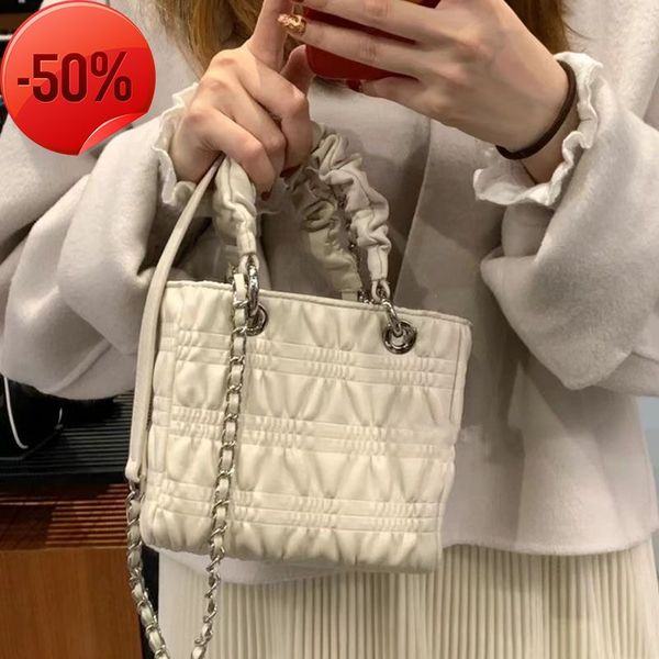 fashion luxury designer2022 summer small and exquisite chain single shoulder messenger diana bag solid pu brand same handbag
fashion luxury designer2022 summer small and exquisite chain single shoulder messenger diana bag solid pu brand same handbag