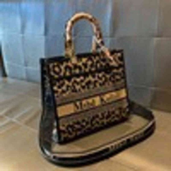 women's 2022 new zipper buckle high-capacity shoulder fashionfashion trend ladies wild factory direct sale purses and handbags large cr
women's 2022 new zipper buckle high-capacity shoulder fashionfashion trend ladies wild factory direct sale purses and handbags large cr