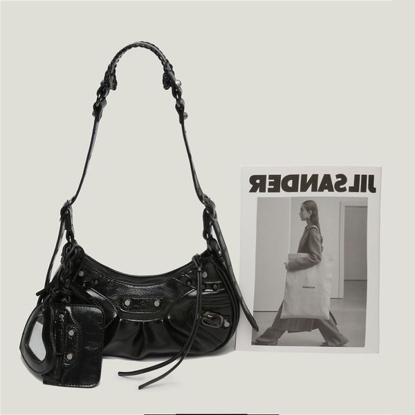 2022 heavy locomotive bag three month tooth armpit single messenger rivet semicircle bags trendy baguette mini shoulder handbag casual
2022 heavy locomotive bag three month tooth armpit single messenger rivet semicircle bags trendy baguette mini shoulder handbag casual
