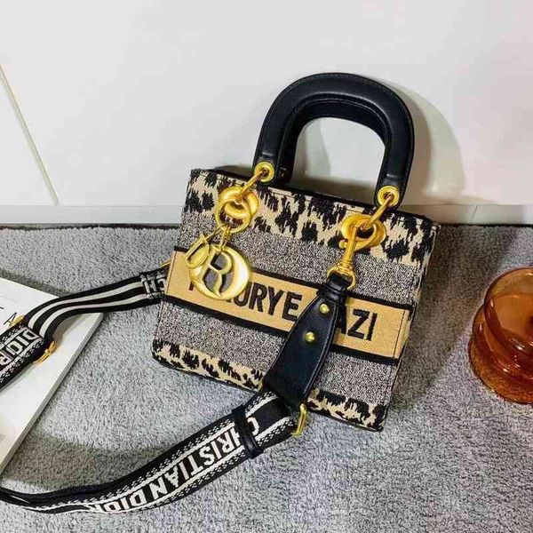 factory online export designer tide brand ladies bag 2022 new style of the embroidering embroider small shoulders single shoulder female
factory online export designer tide brand ladies bag 2022 new style of the embroidering embroider small shoulders single shoulder female