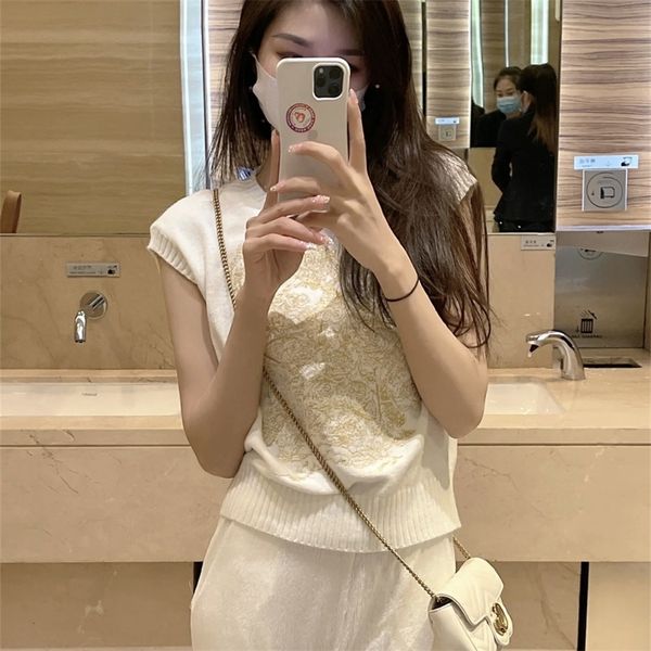 clothing 2022 spring and summer new women's wear five pointed star embroidery knitted round neck vest top, White;black
clothing 2022 spring and summer new women's wear five pointed star embroidery knitted round neck vest top, White;black