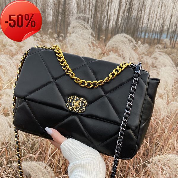 luxury designerouyang nana's same small fragrance women's 2022 new fashion versatile messenger retro soft leather lingge chain bag
luxury designerouyang nana's same small fragrance women's 2022 new fashion versatile messenger retro soft leather lingge chain bag