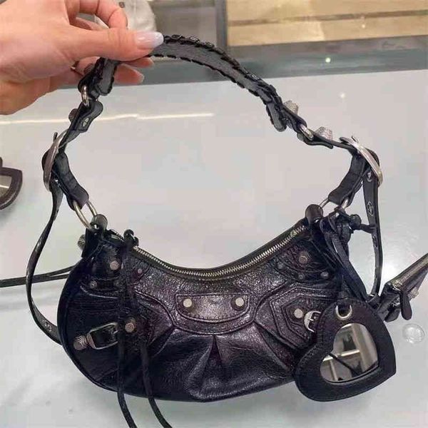 luxury designer bbalencaigass handbags 2022 aristocratic family popular hangbag armpit oblique back model celebrity blogger's women
luxury designer bbalencaigass handbags 2022 aristocratic family popular hangbag armpit oblique back model celebrity blogger's women