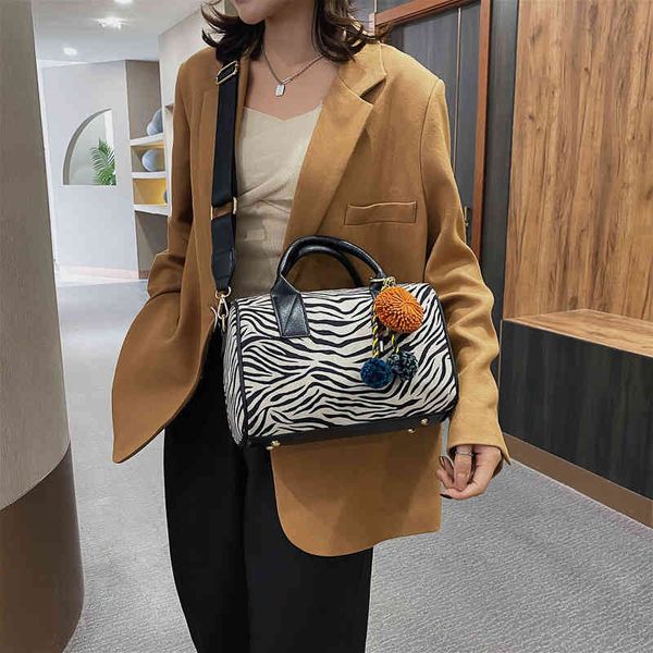 handbags popular women's 2022 version style shoulder pillow personalized messenger
handbags popular women's 2022 version style shoulder pillow personalized messenger