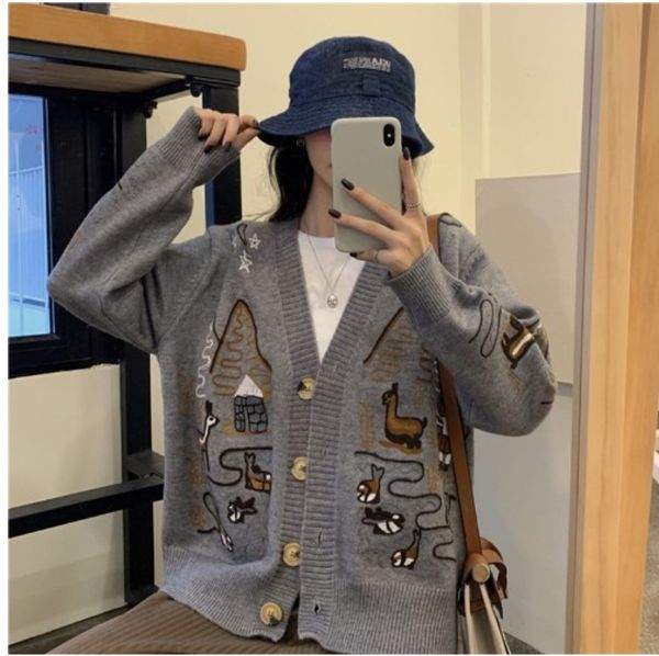 2022 sweater spring fashion embroidery v-neck oversized cardigan long sleeve single breasted button knitted sweater, White;black
2022 sweater spring fashion embroidery v-neck oversized cardigan long sleeve single breasted button knitted sweater, White;black