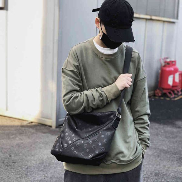 handbags bags 2022 new solid color fashion men's single shoulder messenger korean waterproof outdoor backpack fashion, Black;red
handbags bags 2022 new solid color fashion men's single shoulder messenger korean waterproof outdoor backpack fashion, Black;red