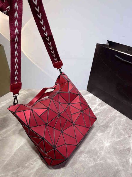 women luxurys designers shopping bags shoulder luminous bao fashion geometry messenger plain folding crossbody clutch tote female purses 220
women luxurys designers shopping bags shoulder luminous bao fashion geometry messenger plain folding crossbody clutch tote female purses 220