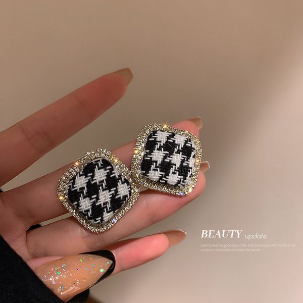925 silver needle houndstooth diamond-embedded square earrings korean simple special-interest design earrings personalized high-grade earrin, Golden
925 silver needle houndstooth diamond-embedded square earrings korean simple special-interest design earrings personalized high-grade earrin, Golden