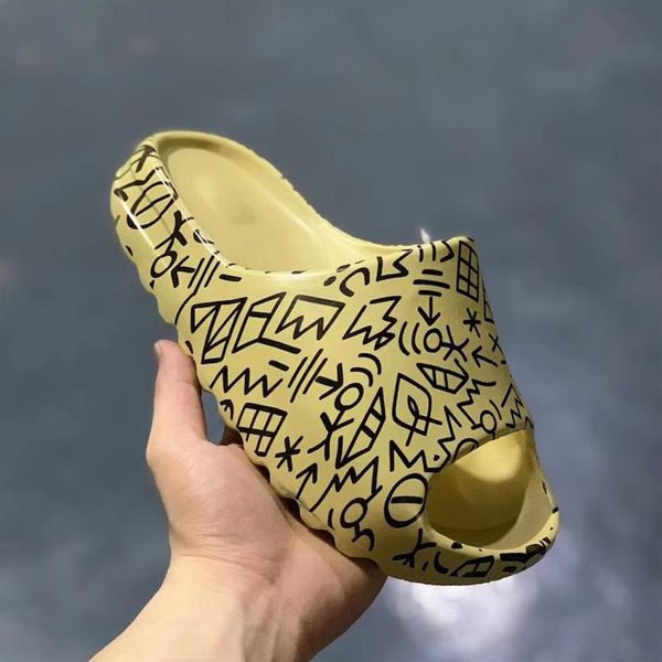 2021 cool slippers shoes desert sand bone resin earth brown mens womens slide fashion summer foam runner triple black ararat orang203b
2021 cool slippers shoes desert sand bone resin earth brown mens womens slide fashion summer foam runner triple black ararat orang203b