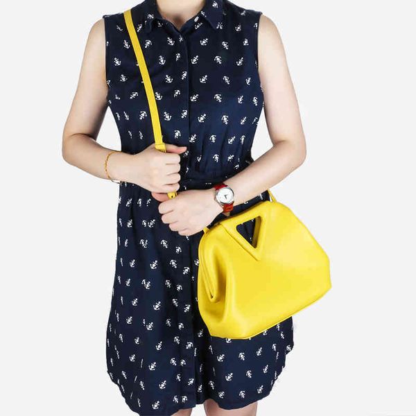 original edition designer handbags inverted venetass bottegas's triangle clip cloud bag large fashionable simple leather fold hand sing
original edition designer handbags inverted venetass bottegas's triangle clip cloud bag large fashionable simple leather fold hand sing