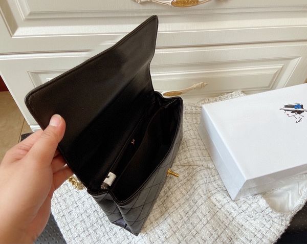 small fragrance bag women's 2022 new hardware chain shoulder messenger fashion all-match diamond embroidery thread small square
small fragrance bag women's 2022 new hardware chain shoulder messenger fashion all-match diamond embroidery thread small square