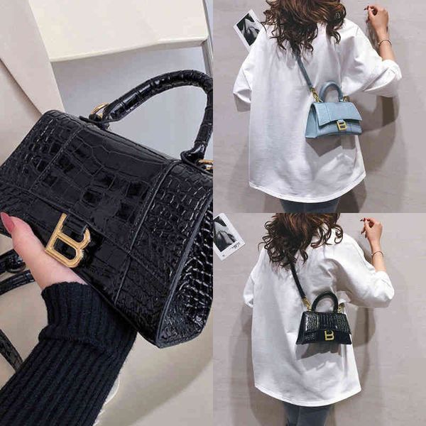 designer luxury handbags ins niche design advanced sense net red small bag women's 2022 fashion autumn and winter portable messenger b
designer luxury handbags ins niche design advanced sense net red small bag women's 2022 fashion autumn and winter portable messenger b