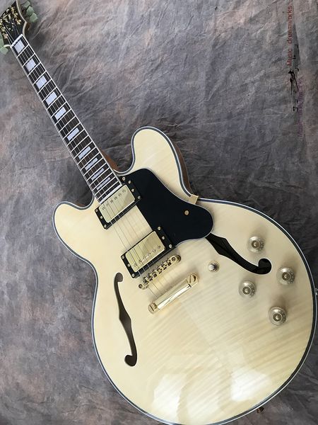 semi hollow jazz guitar, wood colored body, flaming maple manufacturer straight hair
semi hollow jazz guitar, wood colored body, flaming maple manufacturer straight hair