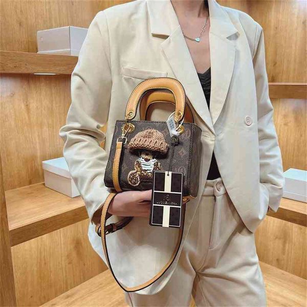 2022 factory wholesale this year's popular autumn and winter versatile single shoulder women's fashion niche messenger small squar
2022 factory wholesale this year's popular autumn and winter versatile single shoulder women's fashion niche messenger small squar