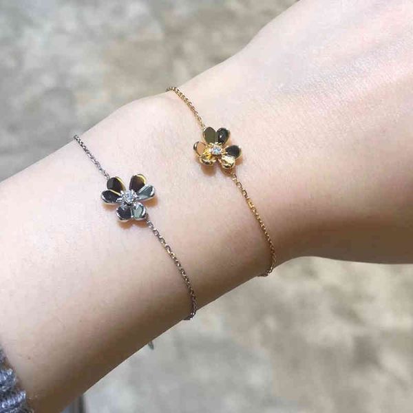 fashion europe lucky grass gold bracelet women's s925 sterling silver fine fairy temperament brand jewelry diamond button 2022, Golden;silver
fashion europe lucky grass gold bracelet women's s925 sterling silver fine fairy temperament brand jewelry diamond button 2022, Golden;silver