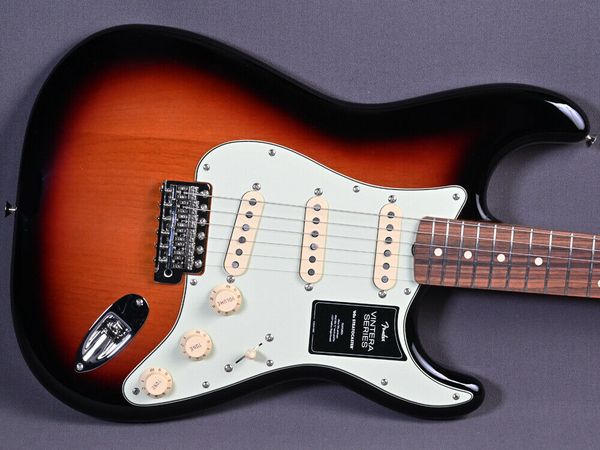 st vintera 60's pf 3-tone sunburst- electric guitar
st vintera 60's pf 3-tone sunburst- electric guitar