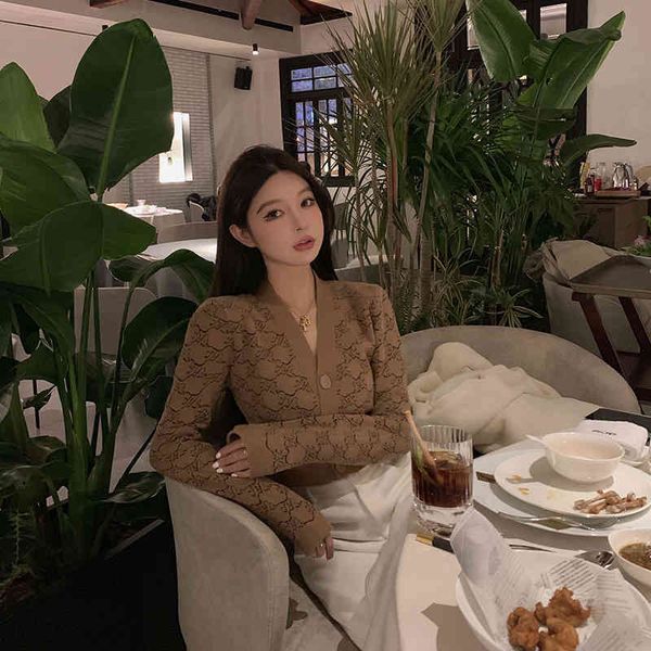 manufacturer's good fan classic old flower short sweater cardigan women's early spring and fashion foreign style v-neck knit casua, White
manufacturer's good fan classic old flower short sweater cardigan women's early spring and fashion foreign style v-neck knit casua, White