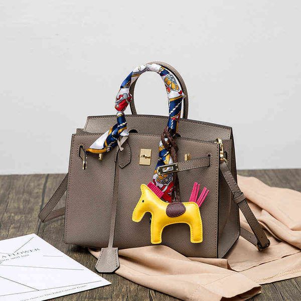 2023 designer hremees women's herbag luxury lady's new fashion and versatile high-capacity portable single shoulder messenger home
2023 designer hremees women's herbag luxury lady's new fashion and versatile high-capacity portable single shoulder messenger home