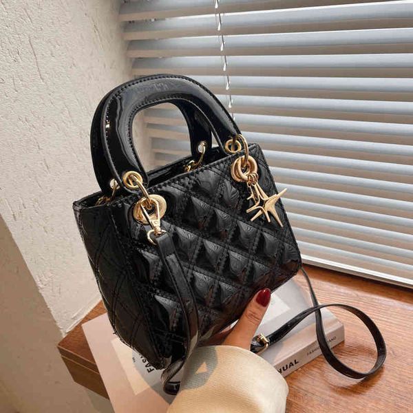 textured patent leather bright face 2022 new spring messenger lingge single shoulder versatile portable princess bag luxury designer
textured patent leather bright face 2022 new spring messenger lingge single shoulder versatile portable princess bag luxury designer