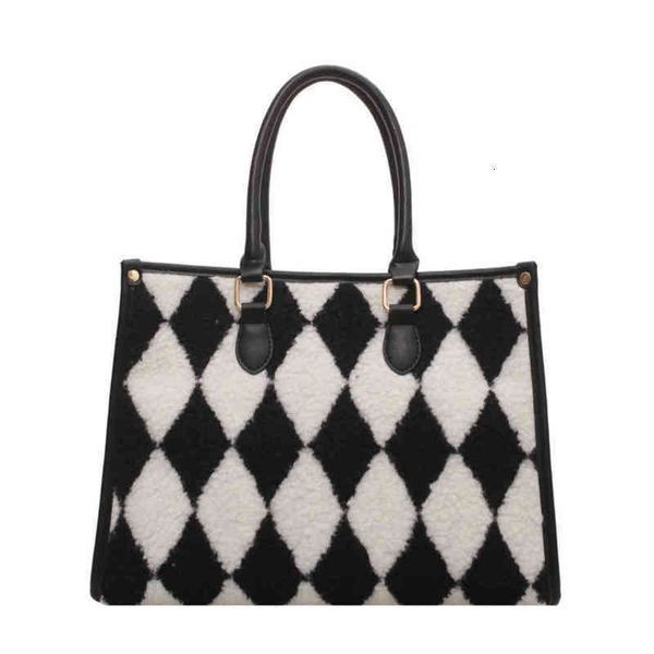 luxury one-shoulder female single shoulder large capacity splicing women's simple bag chain handbags
luxury one-shoulder female single shoulder large capacity splicing women's simple bag chain handbags