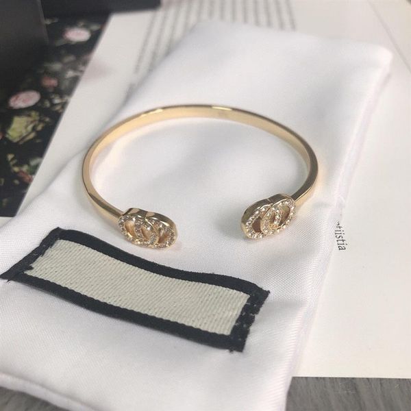 fashion gold bracelets bangles women party wedding lovers gift engagement jewyelry for bride with box hb0605239b, Golden;silver
fashion gold bracelets bangles women party wedding lovers gift engagement jewyelry for bride with box hb0605239b, Golden;silver