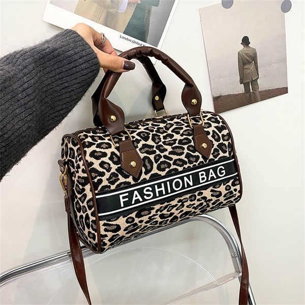 86% off wholesale store messenger women's casual texture single shoulder fashion trend handbag printed
86% off wholesale store messenger women's casual texture single shoulder fashion trend handbag printed