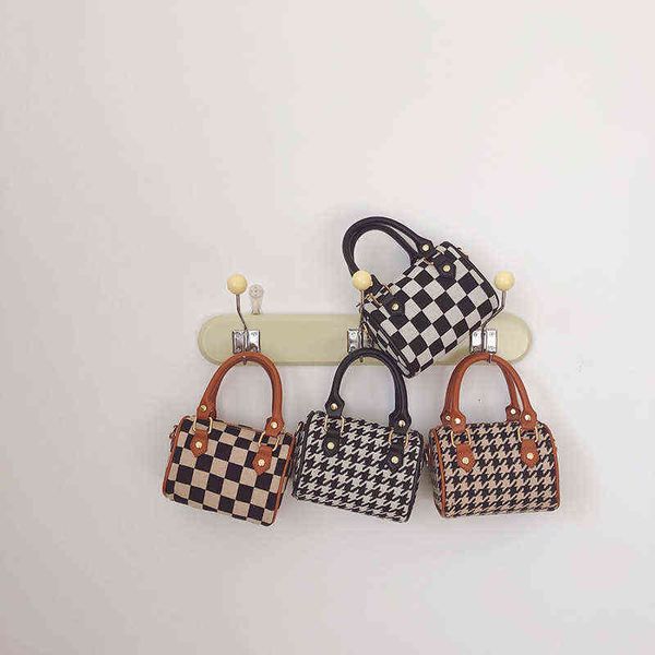 autumn and winter korean children's handbag fashion checkerboard girl's messenger bag foreign style little girl's accessory b, Black
autumn and winter korean children's handbag fashion checkerboard girl's messenger bag foreign style little girl's accessory b, Black