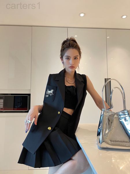 two piece dress designer fashionable gold button letter carriage embroidery pocket suit waistcoat high waist pleated skirt shorts advanced w, White 
two piece dress designer fashionable gold button letter carriage embroidery pocket suit waistcoat high waist pleated skirt shorts advanced w, White